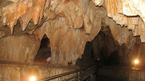 Tour around some underground cave trails