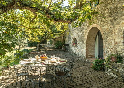 Camporempoli, patio table