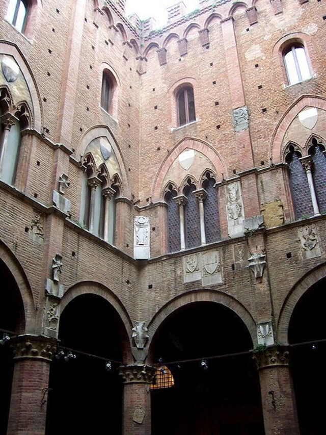 Palazzo pubblico inner courtyard