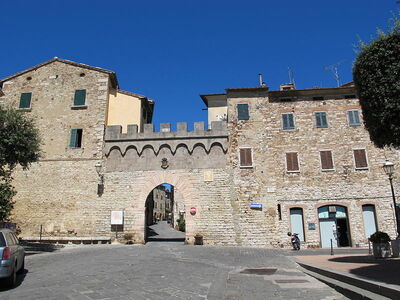 Gate into Suvereto