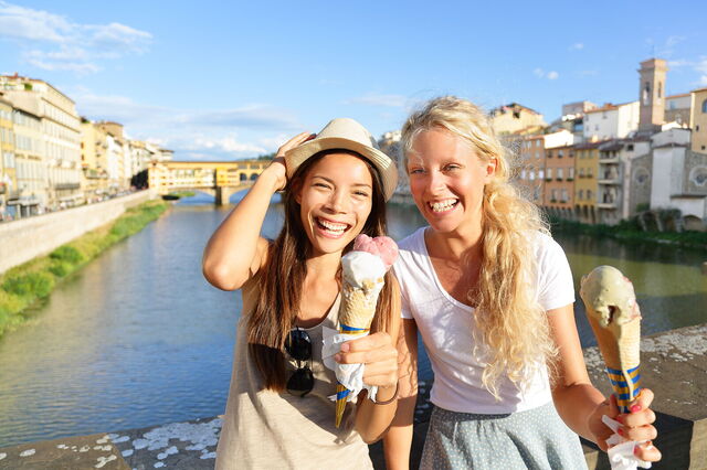 Friends eating ice-cream along the Arno