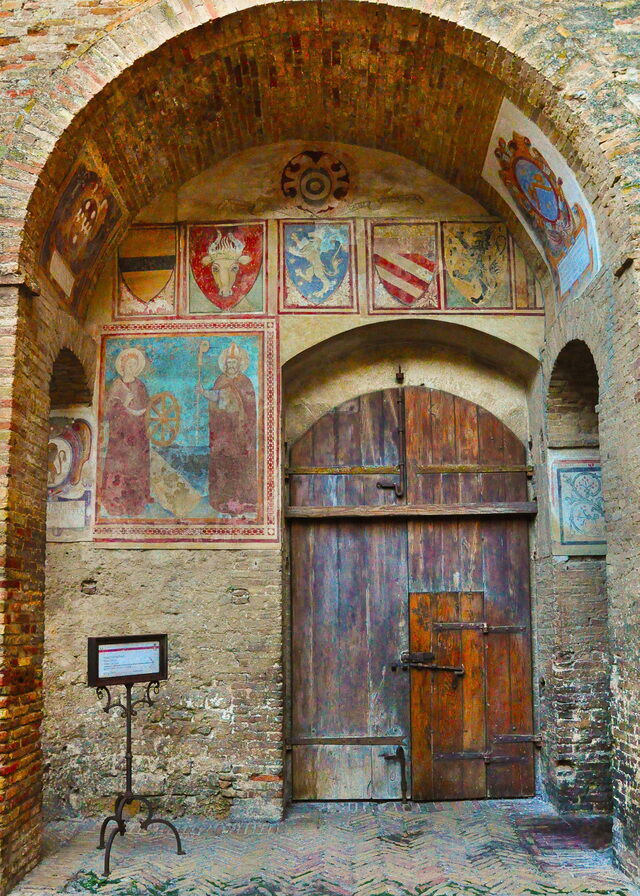 Palazzo Comunale Courtyard In San Gimignano
