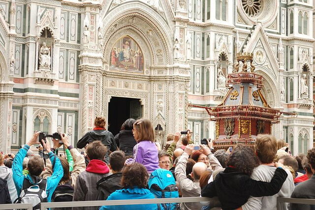 The exploding cart outside florence's cathedral