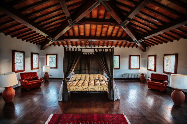 Castello Uliveta, attic bedroom