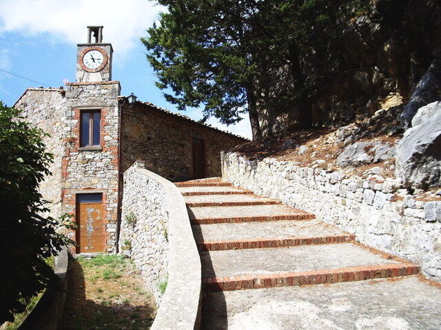 castle path in Rocchette di Fazio