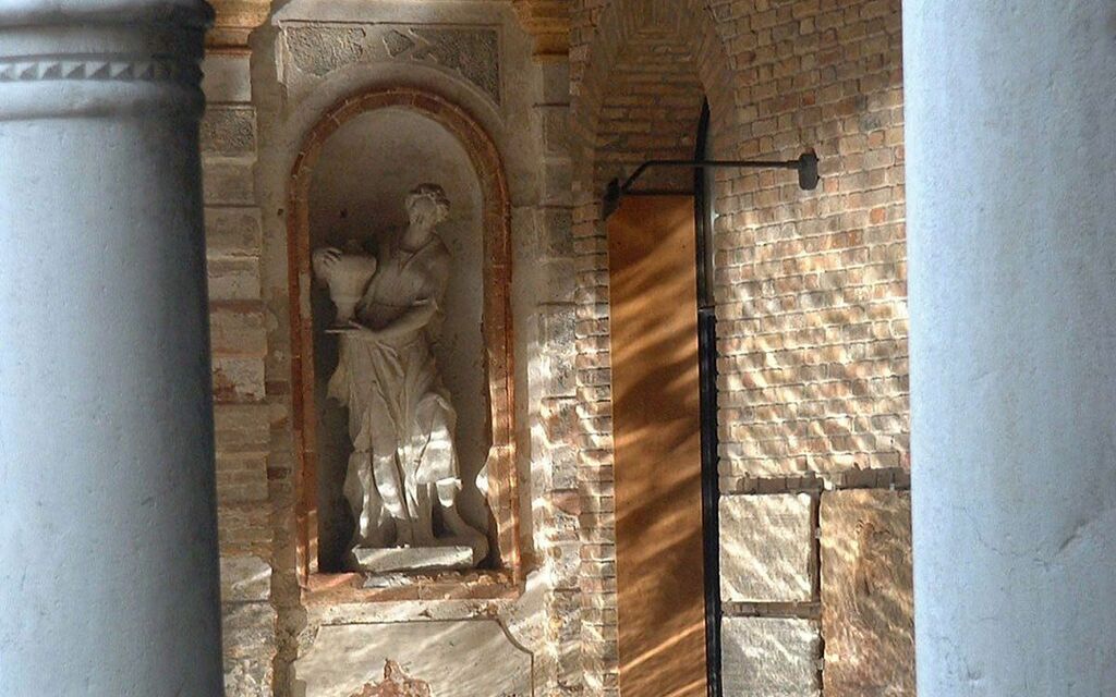 High tide in Venice - Murano glass museum