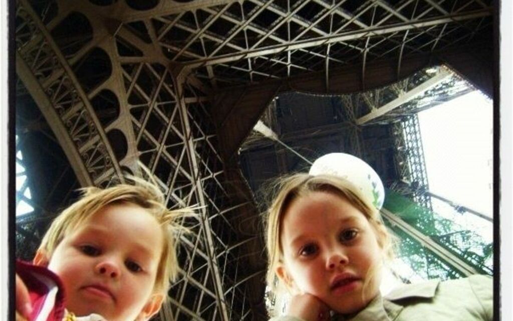 Under La Tour Eiffel-Paris