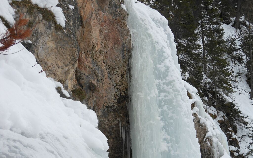il lago di braies ghiacciato