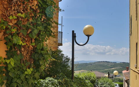 Il Pigionale: Street Light, Lighting, Sky, Property, Light Fixture, Yellow, Town, Wall, Tree, House
