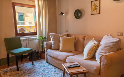 Il Pigionale: Furniture, Interior Design, Flooring, Wood, Couch, Floor, Room, Living Room, Table, Lighting