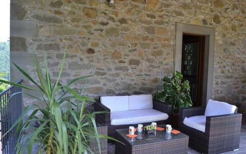 Il Nido In Garfagnana: Property, Wall, Room, Furniture, Tile, Interior Design, House, Building, Table, Brick