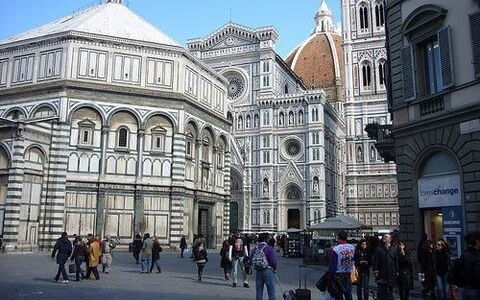 Residenza Monna Lisa: Building, Architecture, Landmark, City, Town, Human Settlement, Baptistery, Town Square, Sky