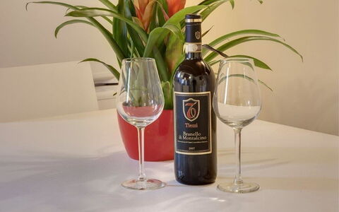 Residenza Monna Lisa: Bottle, Drink, Glass Bottle, Barware, Red Wine, Wine Bottle, Alcoholic Beverage, Liqueur, Wine, Glass