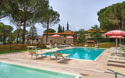 Colonica Al Trasimeno: Swimming Pool, Property, Leisure, Vacation, Resort, Real Estate, House, Building, Water, Home