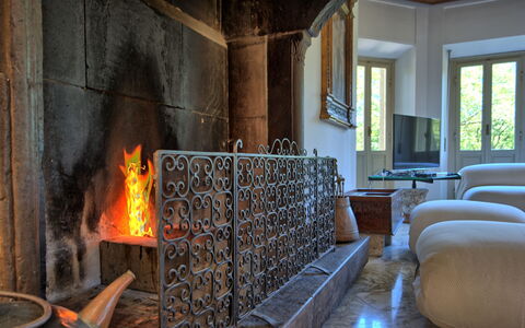 Il Poggio Di Patrignone: Hearth, Fireplace, Room, Building, Heat, Interior Design, Furniture