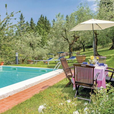 La Casetta: Property, Swimming Pool, Home, Real Estate, Backyard, House, Grass, Leisure, Yard, Lawn