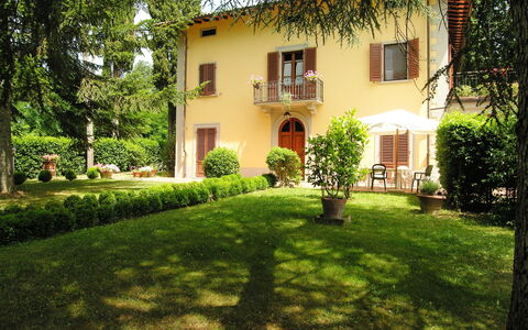 Villa i Cedri: Property, House, Home, Green, Yard, Building, Estate, Grass, Lawn, Real Estate