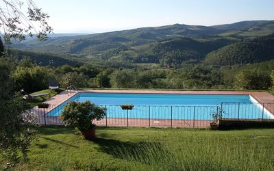 Sicelle: Swimming Pool, Property, House, Wilderness, Sky, Grass, Tree, Mountain, Home, Architecture