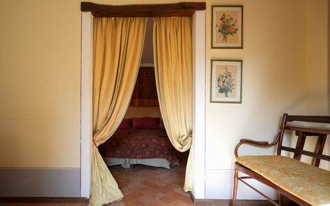 Agriturismo Il Molinello: Building, Furniture, Comfort, Wood, House, Curtain, Window, Flooring, Floor, Tree