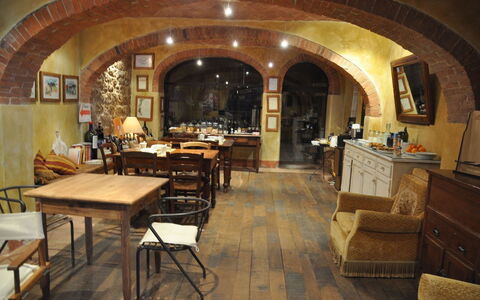 Agriturismo Il Molinello: Property, Restaurant, Building, Room, Arch, Interior Design, Architecture, Vault, Furniture, Ceiling