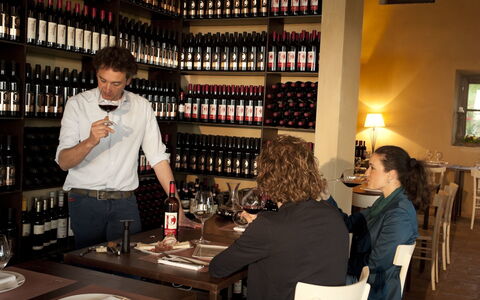 Villa Leopoldina: Table, Tableware, Bottle, Shelf, Wine, Barware, Drinkware, Chair