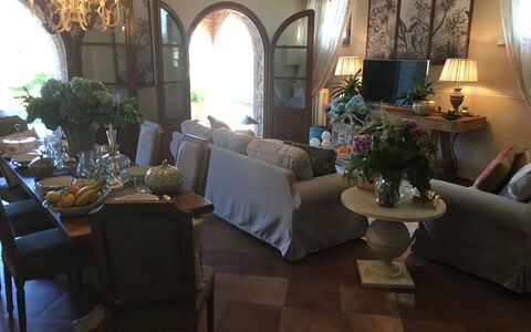 Villa Barbara: Lighting, Interior Design, Room, Floor, Furniture, Living Room, Flooring, Interior Design, Couch, Table