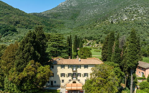 Villa de Ranieri: Sky, Plant, Mountain, Nature, Green, Natural Landscape, Tree, Land Lot, Highland, Vegetation