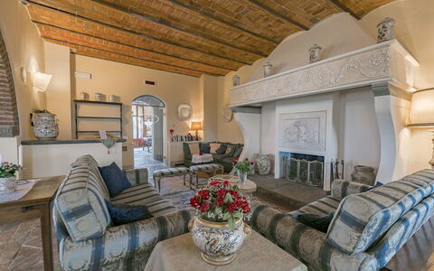 Villa Dei Michelangioli a Brolio: Room, Property, Living Room, Building, Interior Design, Furniture, Real Estate, House, Home, Ceiling