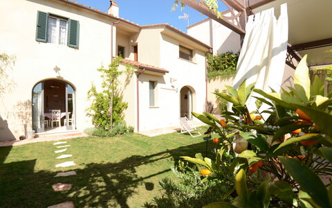 Al Colle Di Lari: Property, House, Building, Home, Real Estate, Estate, Residential Area, Villa, Courtyard, Room