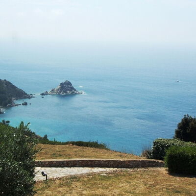 Raggio Di Sole Sull'argentario: Sky, Sea, Coast, Coastal And Oceanic Landforms, Atmospheric Phenomenon, Promontory, Ocean, Headland, Bay, Tree