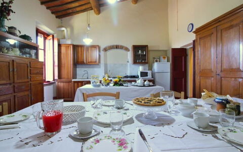 Galleria di Brolio: Meal, Room, Property, Restaurant, Interior Design, Brunch, Building, Breakfast, Table, House