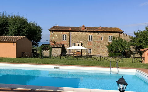 La Gropina Di Loro Ciuffenna: Water, Building, Plant, Sky, Swimming Pool, Window, Azure, Tree, Shade, House