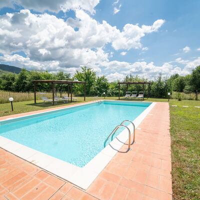 La Gropina Di Loro Ciuffenna: Property, Swimming Pool, Real Estate, Building, Leisure, House, Estate, Grass, Home, Villa