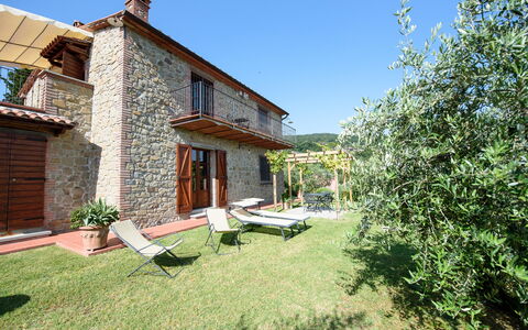 Villa Rubino: Property, House, Building, Real Estate, Home, Residential Area, Estate, Cottage, Farmhouse, Yard