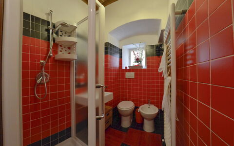 Appartamento Il Teatro: Red, Room, Bathroom, Property, Toilet, Plumbing Fixture, Tile, Architecture, House, Restroom
