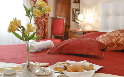 Appartamento Il Teatro: Room, Furniture, Interior Design, Orange, Table, Bedroom, Bed Sheet, Living Room, Textile, Suite