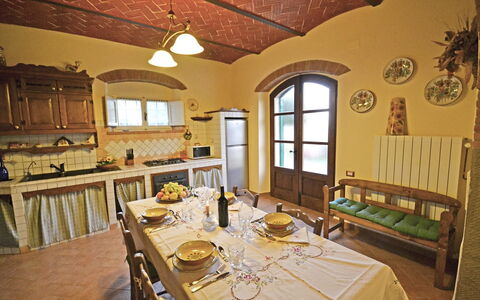 Appartamento Luna: Room, Property, Dining Room, Building, Interior Design, Ceiling, Furniture, Table, Restaurant, Real Estate