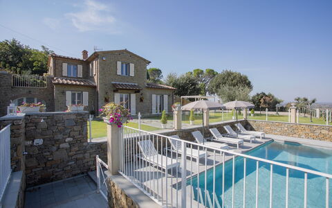 Villa Chiara: Property, House, Building, Residential Area, Real Estate, Home, Architecture, Estate, Apartment, Sky