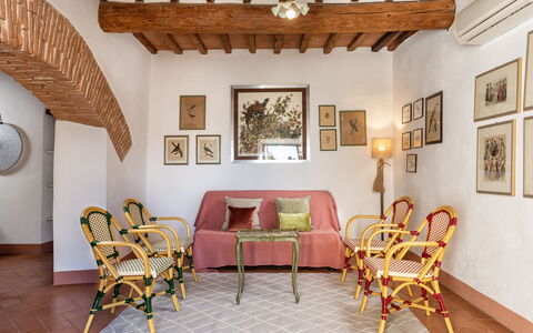 Agriturismo la Papessa: Picture Frame, Furniture, Property, Chair, Building, Table, Wood, Lighting, Living Room, Architecture