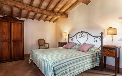 agriturismo-la-papessa-chianti-san-donato-farmhouse-camelia-bedroom