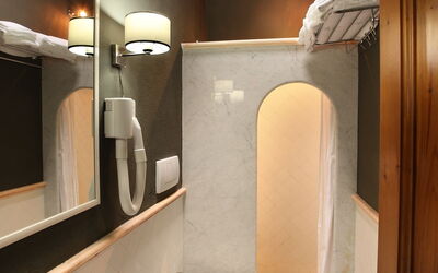 Melograno Ap.1: Brown, Tap, Mirror, Plumbing Fixture, Sink, Property, Bathroom Sink, Building, Wood, Bathroom