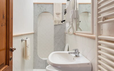 Oleandro Ap. 9: Mirror, Tap, Sink, Property, Plumbing Fixture, Bathroom Sink, White, Bathroom, Purple, Building