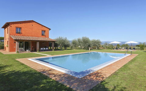 Il Grappolo: Property, Swimming Pool, House, Home, Real Estate, Building, Estate, Residential Area, Grass, Villa