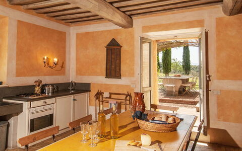 Lavacchio 18: Property, Table, Countertop, Wood, Interior Design, Cabinetry, Houseplant, Architecture, Couch, Kitchen