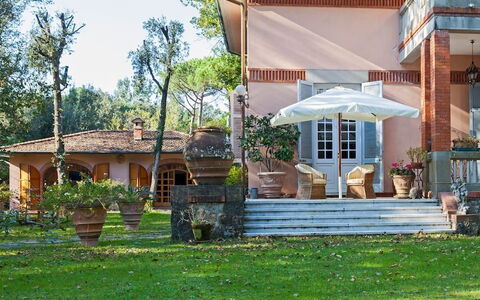 Residenza Marechiaro: Plant, Property, Sky, Tree, Shade, Land Lot, Leisure, Grass, Landscape, Cottage