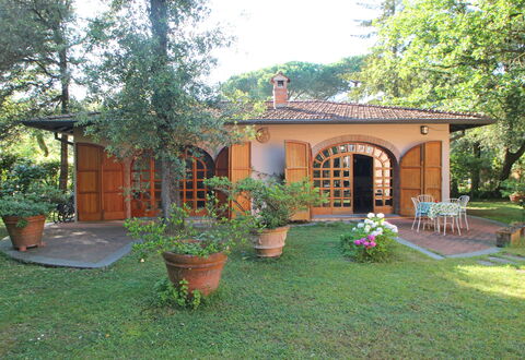Residenza Marechiaro: Plant, Property, Building, Window, Flowerpot, Door, Flower, Tree, House, Sky