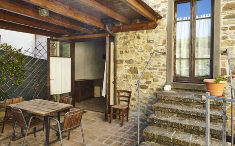 Agriturismo Cincinelli: Property, Building, Room, House, Real Estate, Furniture, Interior Design, Porch, Cottage, Home
