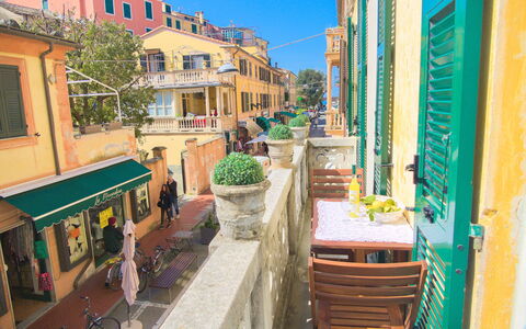 Via Dante Vacanze - Levanto: Neighbourhood, Town, Yellow, Property, Building, Street, Urban Area, House, Real Estate, Architecture