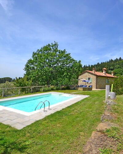 Villa Il Palazzone: Property, Swimming Pool, House, Real Estate, Estate, Building, Home, Grass, Residential Area, Vacation