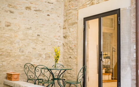 Appartamento La Corte: Building, Plant, Door, Window, Wood, Brick, House, Road Surface, Flowerpot, Brickwork